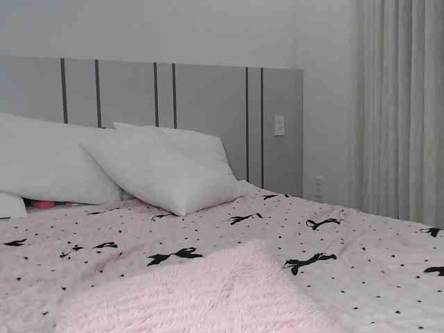 MomoMoonxxx webcam