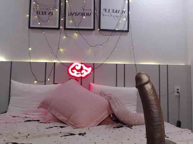 MomoMoonxxx webcam