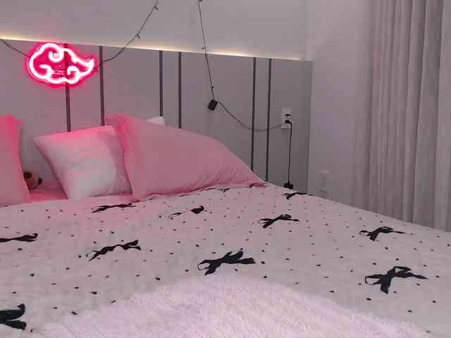 MomoMoonxxx webcam