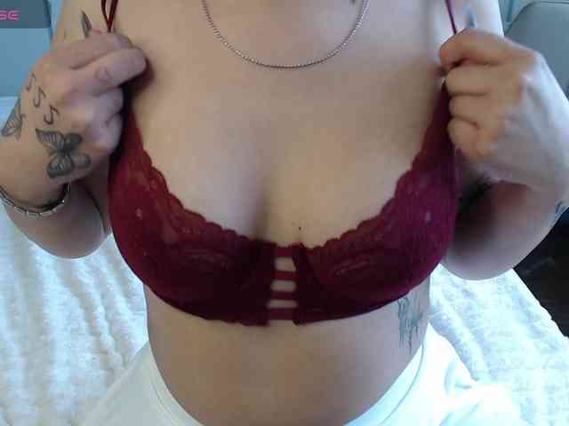 MomoMoonxxx webcam