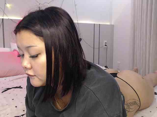 MomoMoonxxx webcam