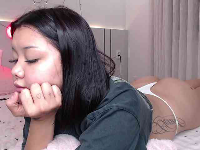 MomoMoonxxx webcam