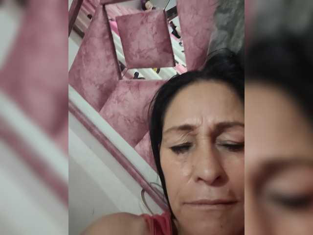 le modèle Sammy-candy est en webcam porno dans un show sur le site bongacams, il possède les tags suivants: Latino/Hispanic,Brunette,Hairy