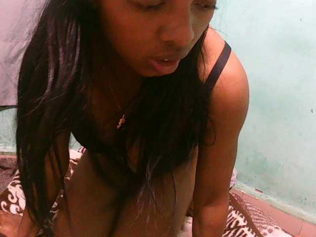 le modèle Rusteed13 est en webcam porno dans un show sur le site bongacams, il possède les tags suivants: Ebony,Brunette,Shaved
