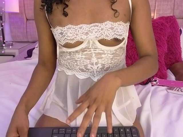 CarlaHilton live cam on BongaCams