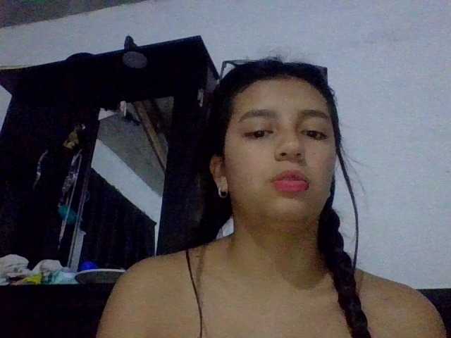 Emma0211 live cam on BongaCams