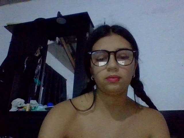 Emma0211 live cam on BongaCams