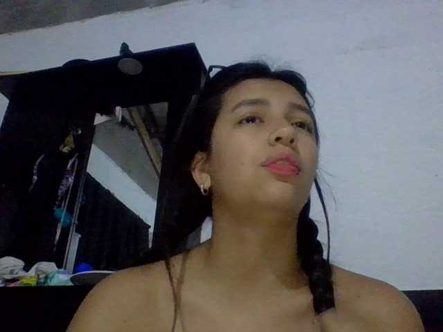Emma0211 live cam on BongaCams