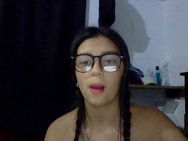 Emma0211 webcam