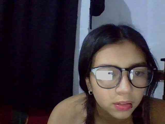 Emma0211 webcam