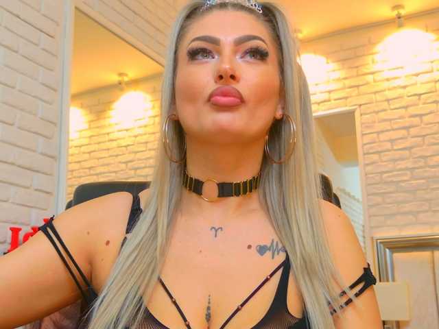 blondeceline, en vivo ahora en BongaCams