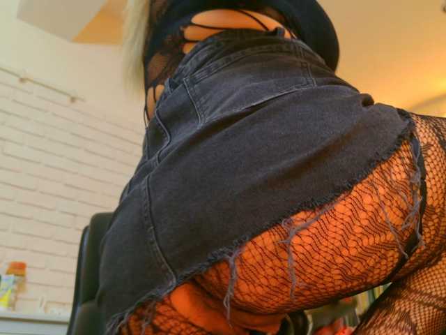 blondeceline live cam on BongaCams