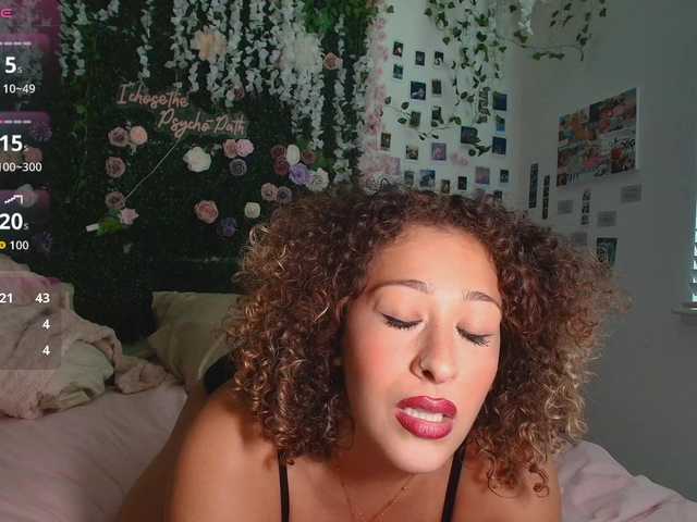 LyraCovee live webcam show