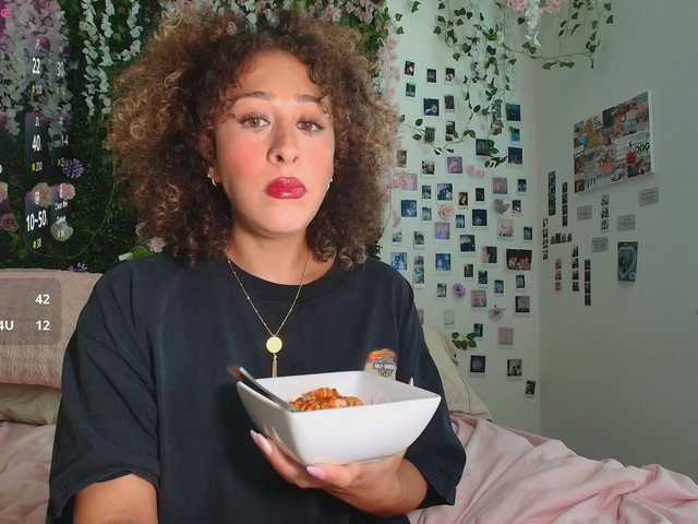 LyraCovee live webcam show