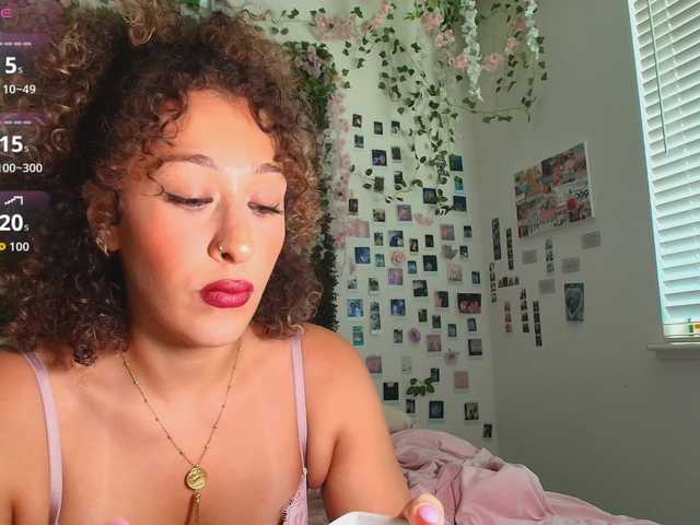 LyraCovee live webcam show