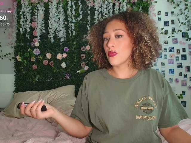 LyraCovee live webcam show