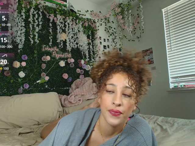 Chat with LyraCovee live cam