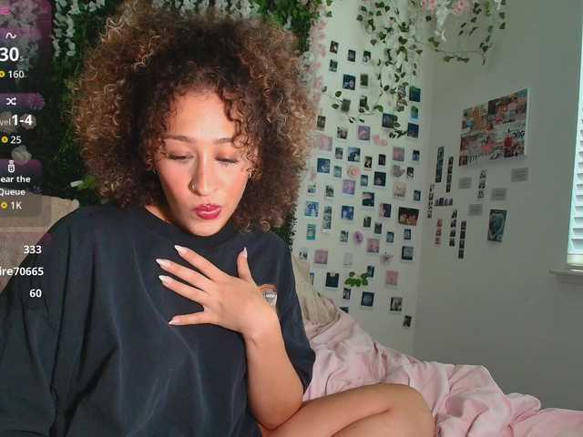 LyraCovee live webcam show