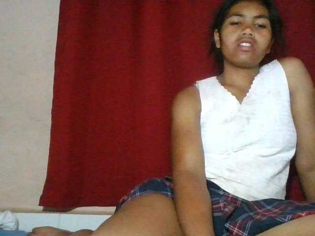 le modèle Keziah34 est en webcam porno dans un show sur le site bongacams, il possède les tags suivants: Ebony,Brunette,Hairy