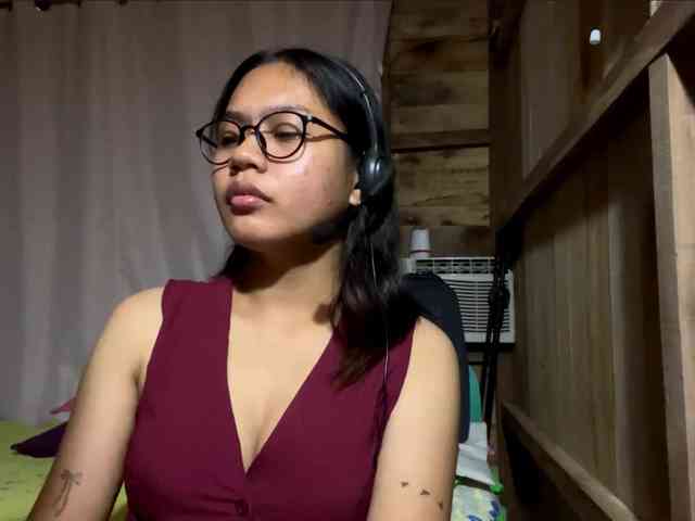 LilyAllTheWay webcam