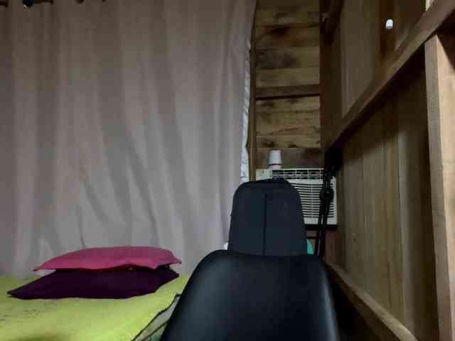 LilyAllTheWay webcam