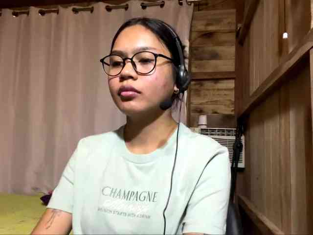 LilyAllTheWay webcam