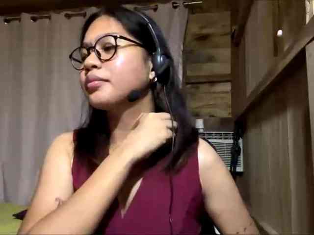 LilyAllTheWay webcam