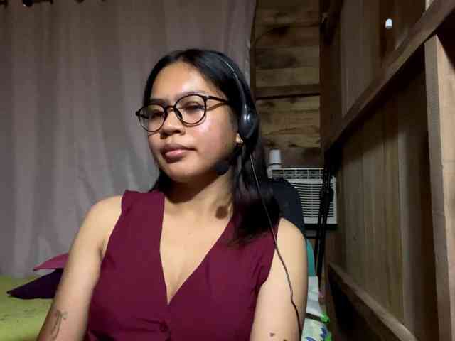 LilyAllTheWay webcam