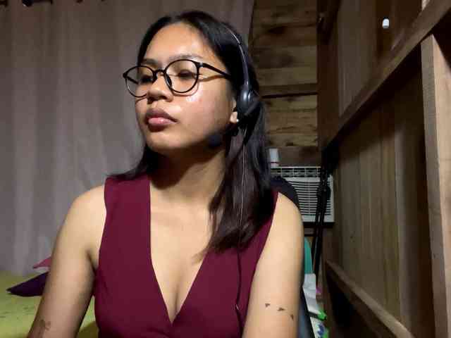 LilyAllTheWay webcam