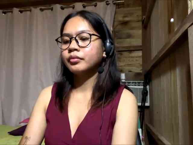LilyAllTheWay webcam