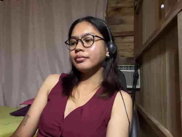 LilyAllTheWay webcam