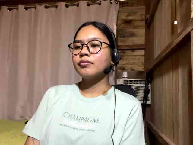 LilyAllTheWay webcam