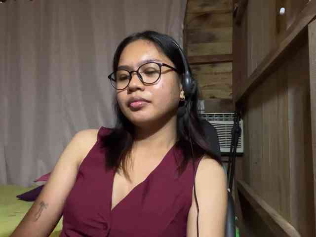 LilyAllTheWay webcam