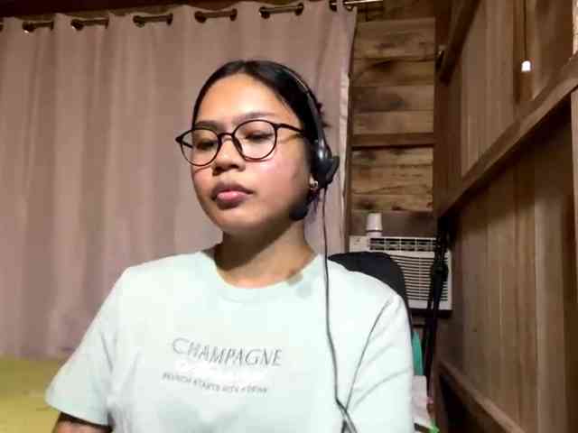 LilyAllTheWay webcam