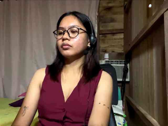 LilyAllTheWay webcam