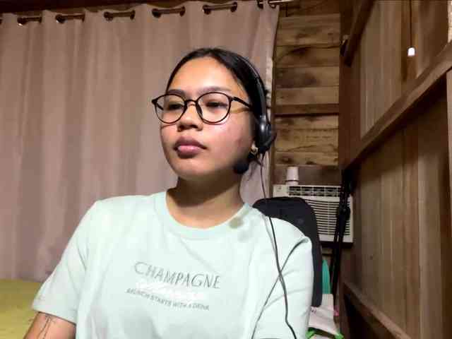 LilyAllTheWay webcam