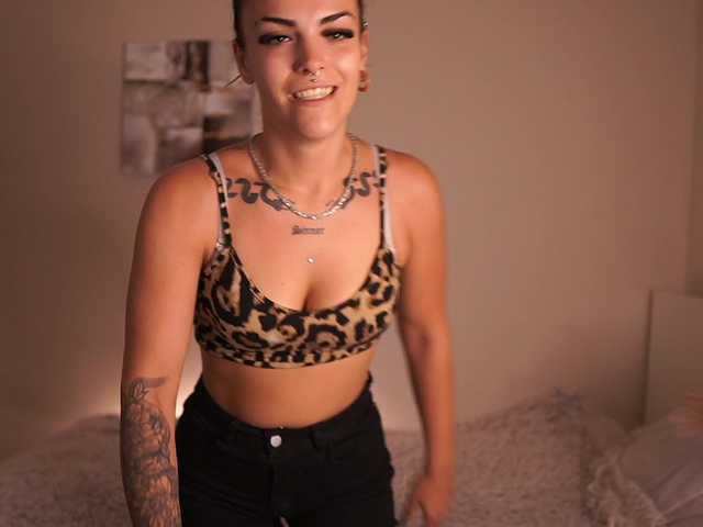 Paulinemedonca live cam on BongaCams