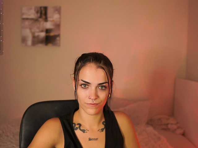 Paulinemedonca live webcam show