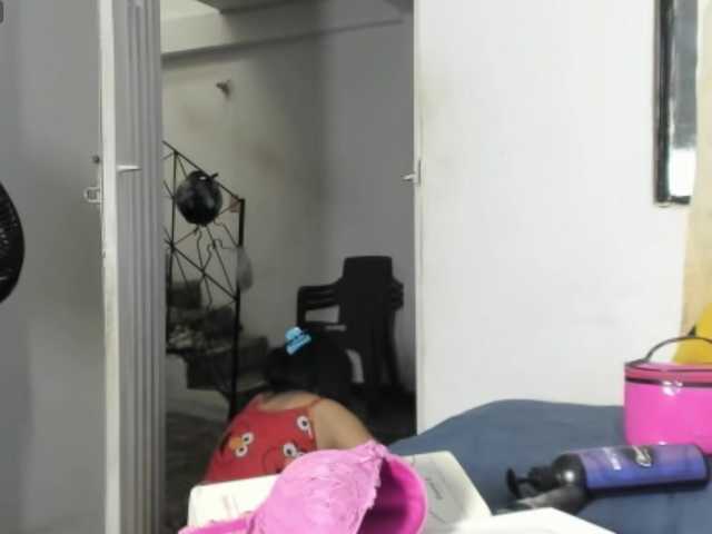 LaraVelaa live cam preview