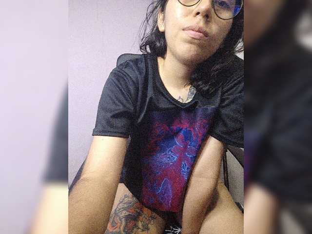 le modèle skinny333 est en webcam porno dans un show sur le site bongacams, il possède les tags suivants: Latino/Hispanic,Brunette,Trimmed
