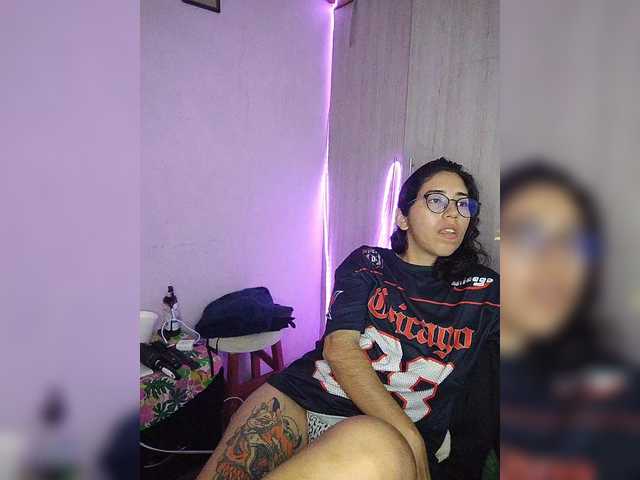 skinny333 — live female cam