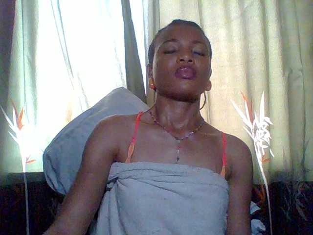 Juicypussy222 live cam on BongaCams