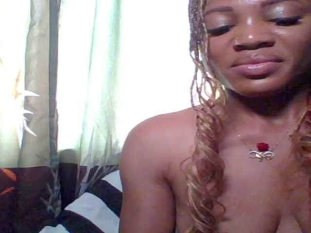 Juicypussy222 live cam on BongaCams
