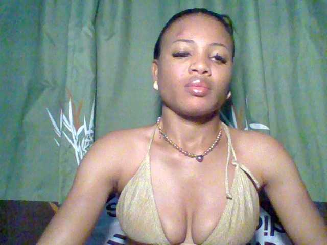 Juicypussy222 live cam on BongaCams