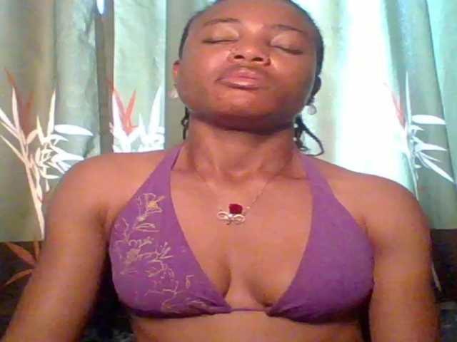 Juicypussy222 live cam on BongaCams