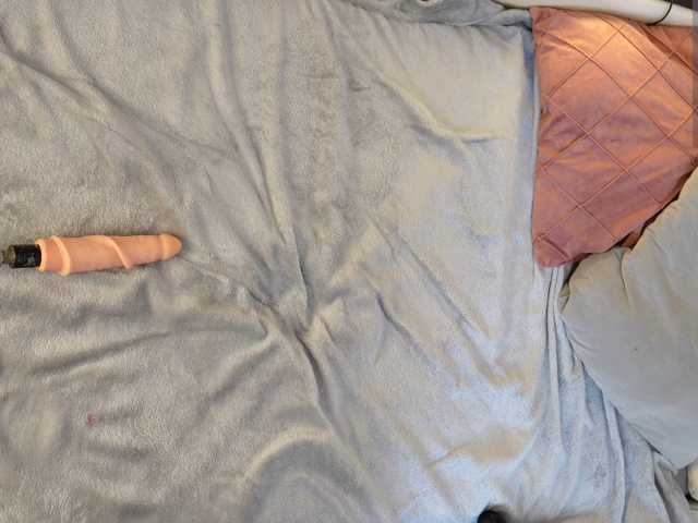 IMNOTSHYBABY live cam preview