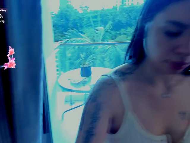 evelyne-xx live cam on BongaCams