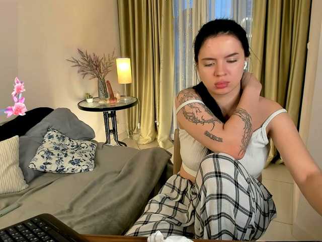 evelyne-xx live cam on BongaCams