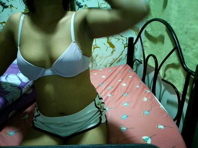 Cazzandra live cam on BongaCams