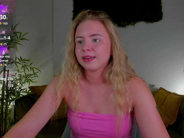 Linda-Bloom live webcam show